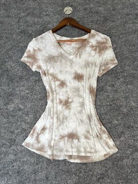 Philosophy V-Neck Short Sleeve Tie-Dye Top in Beige and White